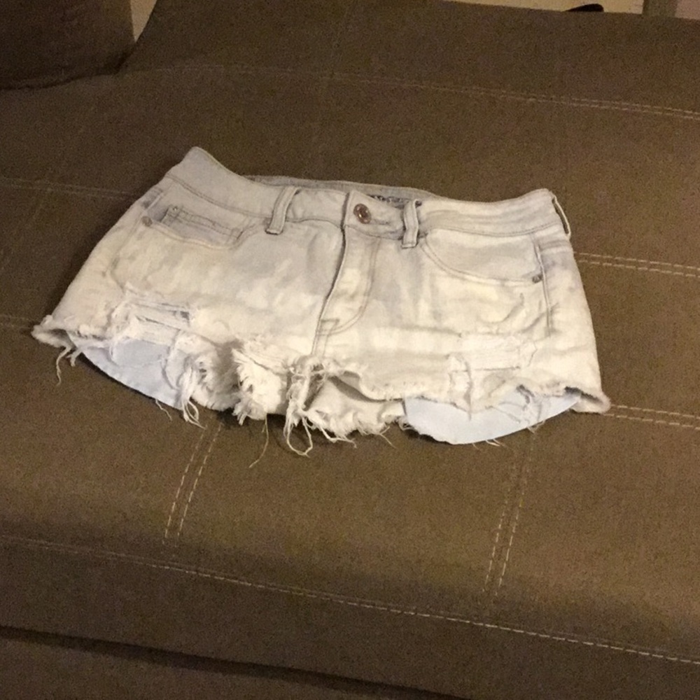 Adorable AE distressed denim shorts